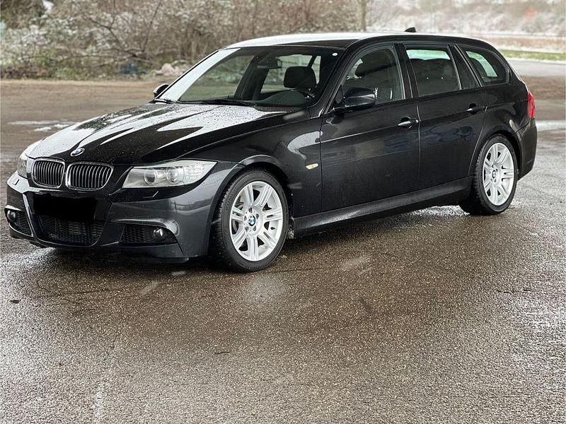 Schwarz Gebraucht 2010 BMW 330 Sport Line Kombi | 10.999 € (Fairer Preis) - Bild 1/4