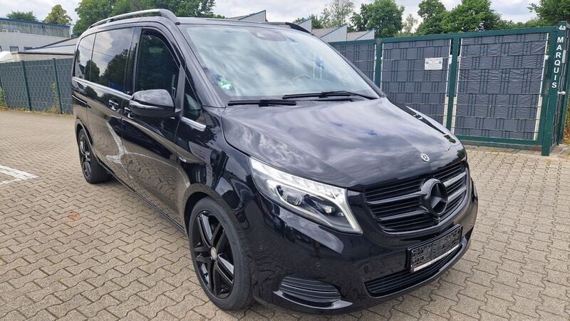 Schwarz Gebraucht 2017 Mercedes V250 Edition Van / Kleinbus | 33.400 € (Fairer Preis) - Bild 1/4