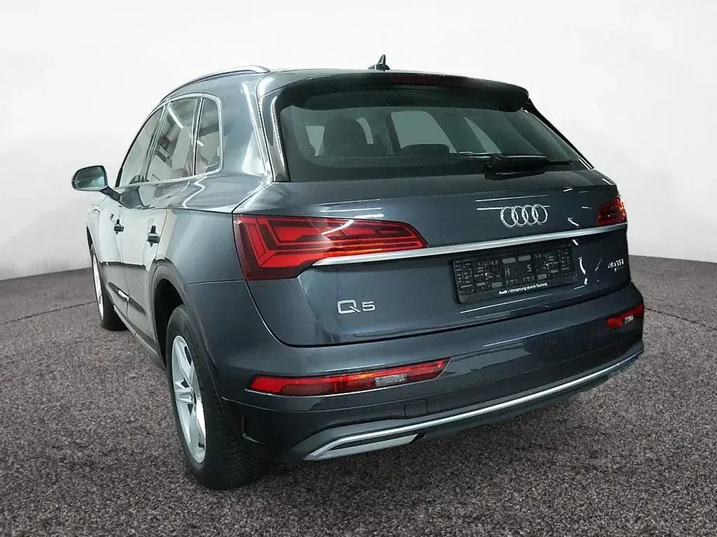 Używany Audi Q5 Basis 204 KM (150 kW) 2024 Szary SUV