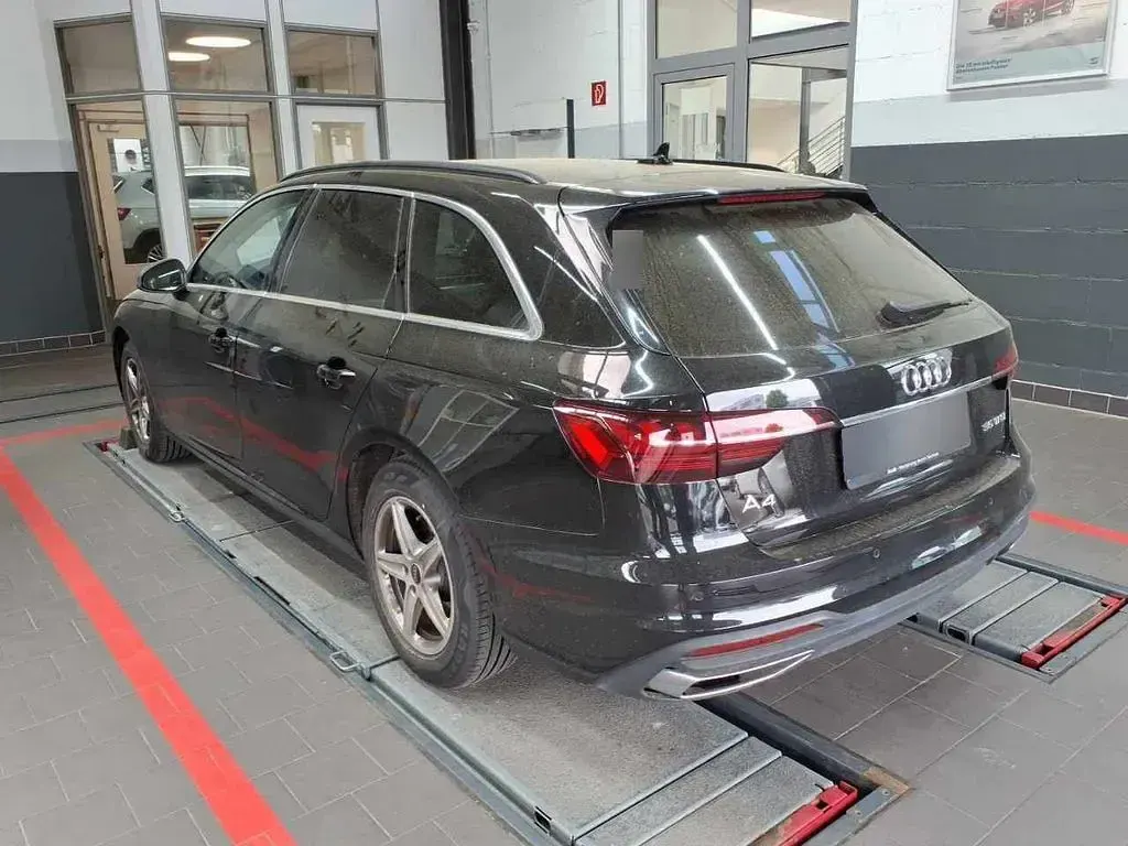 Gebraucht Audi A4 Sport 150 PS (110 kW) 2023 Brillantschwarz Kombi