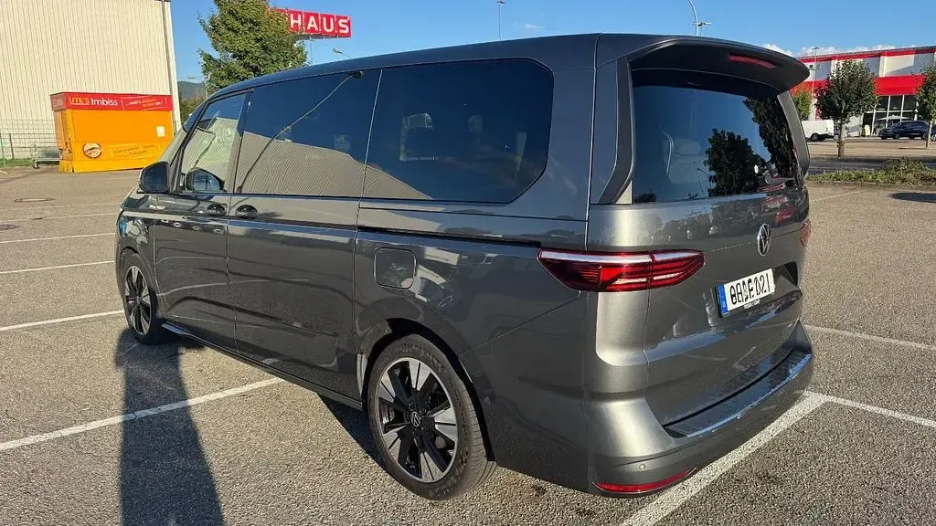 Second-hand VW Multivan Life 204 CP (150 kW) 2023 Gri Monovolum