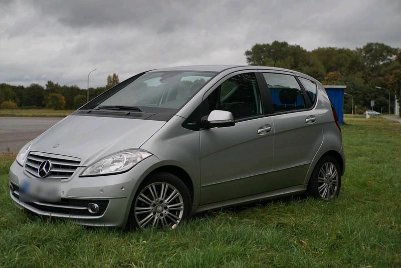 Silber Gebraucht 2009 Mercedes A180 Van / Kleinbus | 4.900 € (Guter Preis) - Bild 1/4