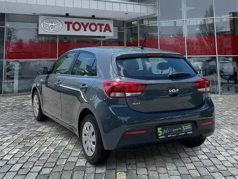 Gebraucht Kia Rio Vision 84 PS (61 kW) 2023 (prg) perennial grey m (metallic) Limousine