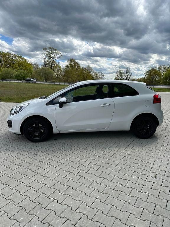 Gebraucht Kia Rio Spirit 86 PS (63 kW) 2012 Weiß Limousine