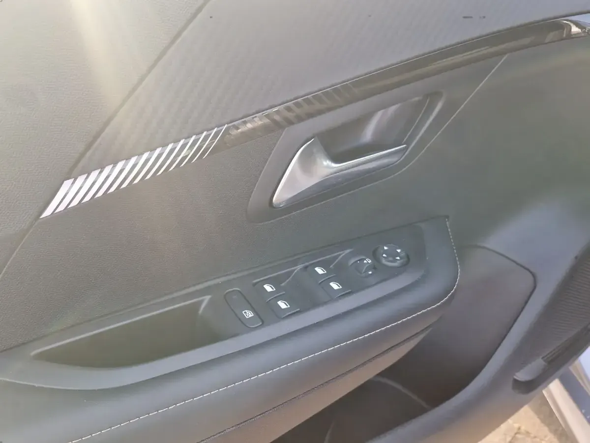 Gebraucht Peugeot 208 Allure 101 PS (74 kW) 2025 Grau metallic Kleinwagen