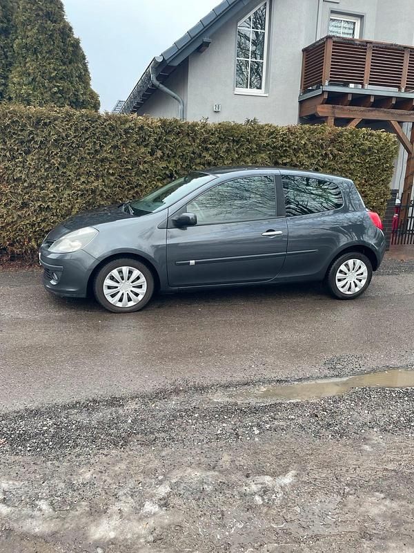 Grau Gebraucht 2006 Renault Clio II Kleinwagen | 2.200 € (Fairer Preis) - Bild 1/4