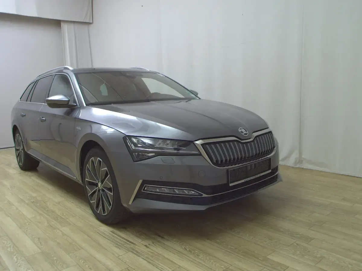 Gebraucht Skoda Superb LAURIN & KLEMENT 218 PS (160 kW) 2023 Graphitegrau metallic Kombi