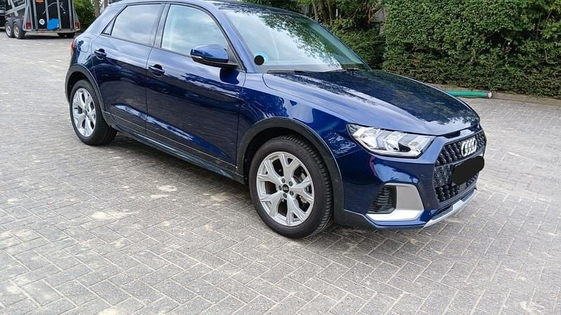 Grau Gebraucht 2023 Audi A1 Kleinwagen | 22.199 € (Superpreis) - Bild 1/4