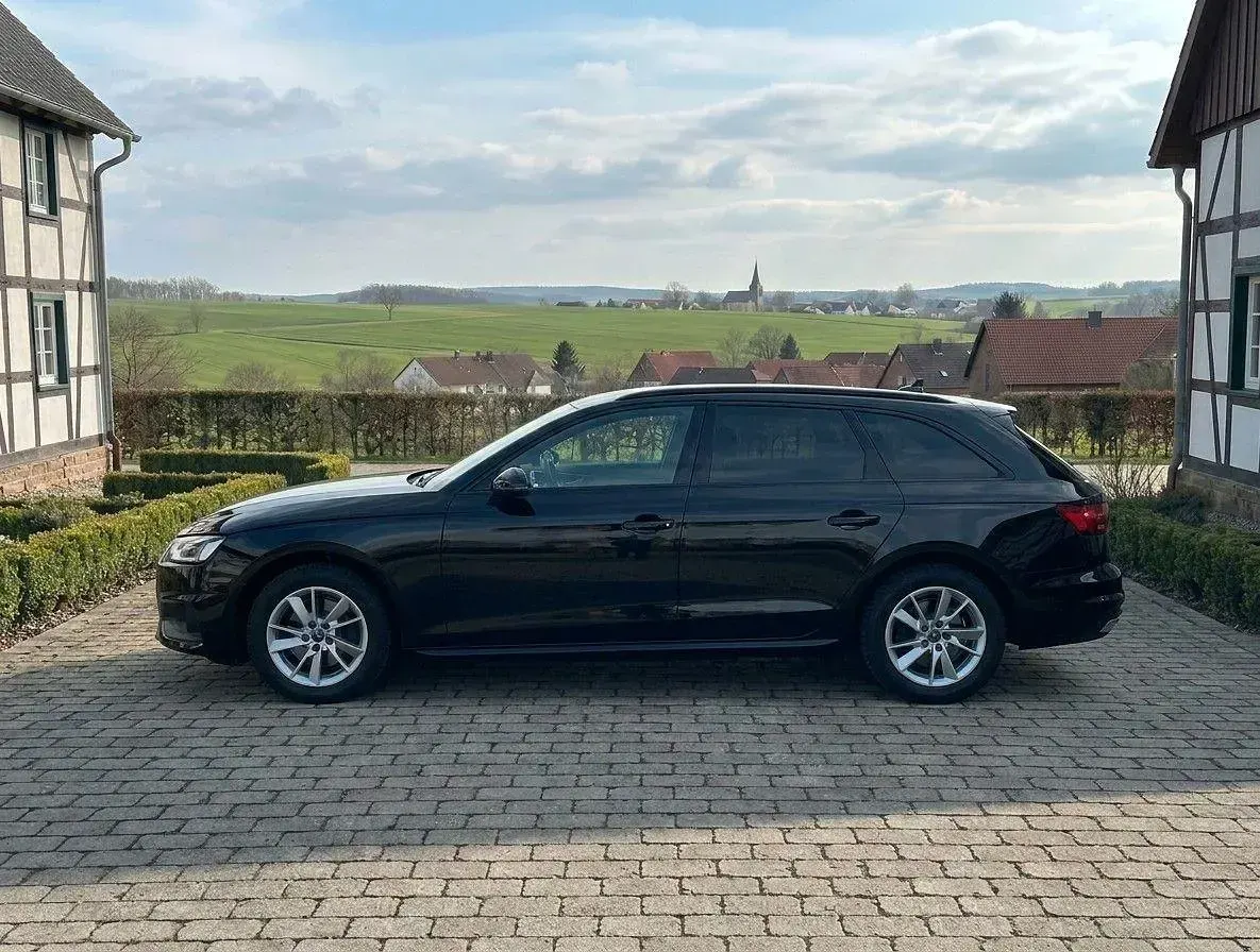 Gebraucht Audi A4 Comfort 163 PS (119 kW) 2023 Schwarz Kombi