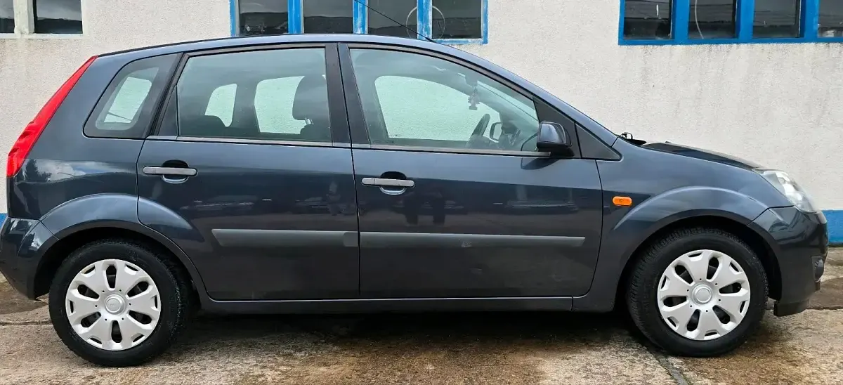 Gebraucht Ford Fiesta Ambiente 80 PS (58 kW) 2007 Schwarz Kleinwagen