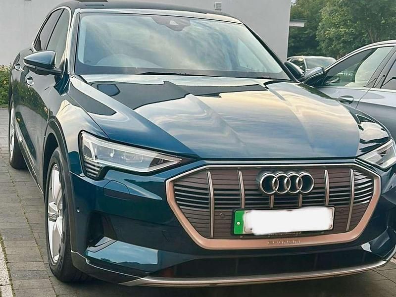Blau Gebraucht 2021 Audi e-tron SUV | 29.000 € - Bild 1/4