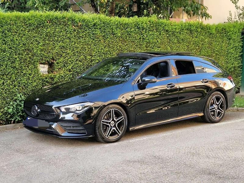 Schwarz Gebraucht 2020 Mercedes CLA200 Shooting Brake AMG line Kombi | 29.990 € (Teuer) - Bild 1/4
