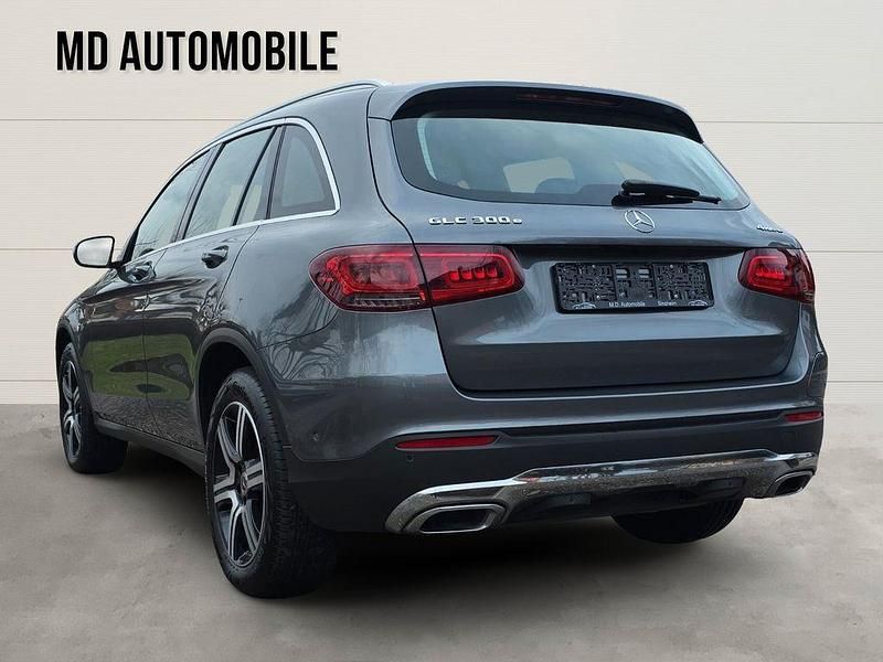 Gebraucht Mercedes GLC300e 320 PS (235 kW) 2021 Selenitgrau SUV