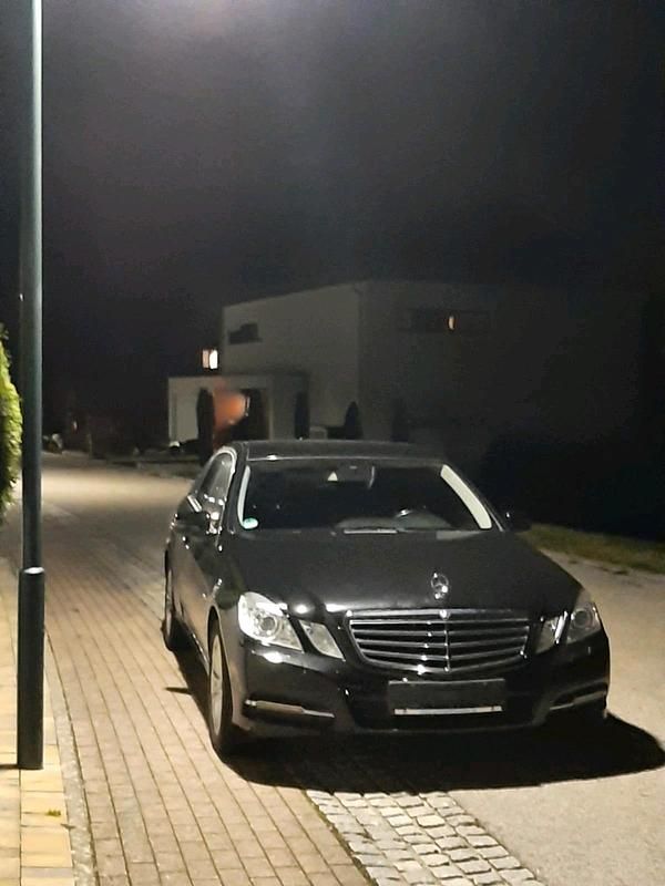 Schwarz Gebraucht 2010 Mercedes E200 Limousine | 7.000 € (Guter Preis) - Bild 1/2