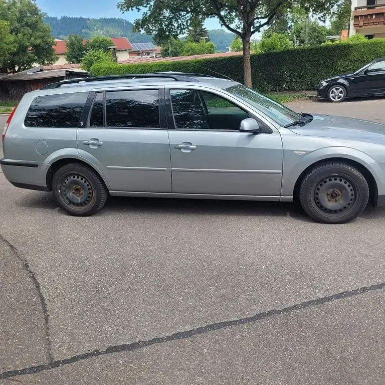 Gebraucht Ford Mondeo Ghia 125 PS (91 kW) 2004 Silber Limousine
