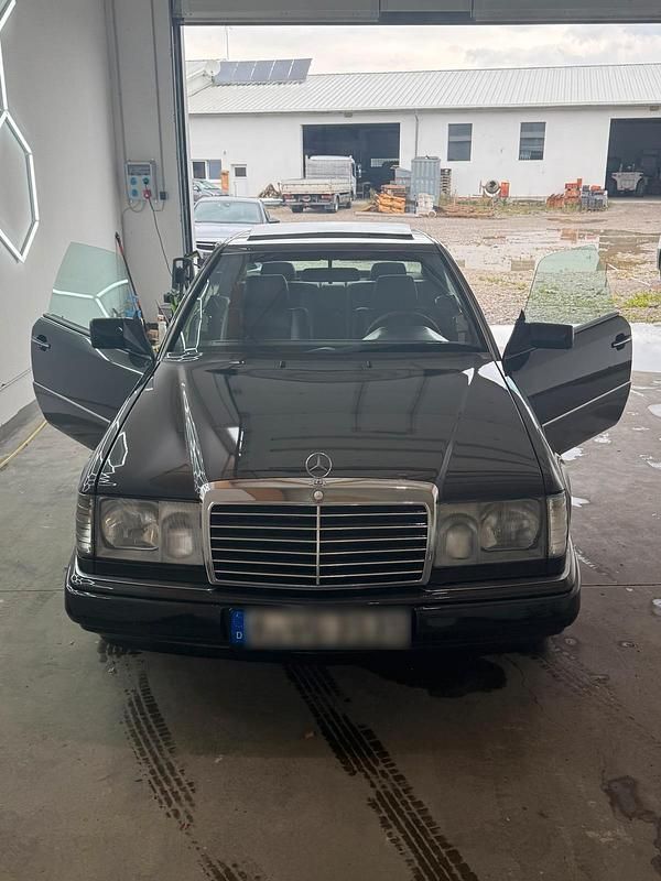Gebraucht Mercedes 220 150 PS (110 kW) 1993 Schwarz Coupé