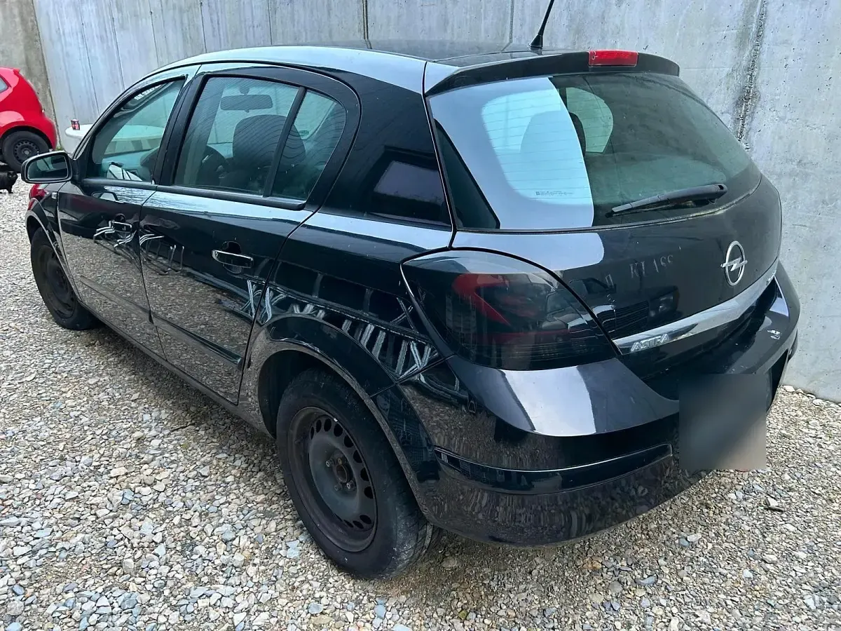 Używany Opel Astra 105 KM (77 kW) 2005 Czarny Hatchback