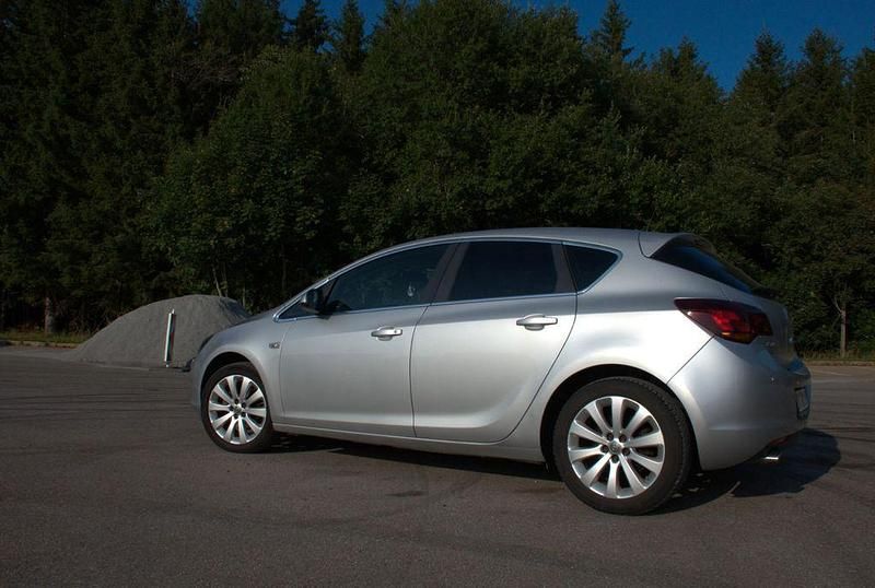 Grau Gebraucht 2010 Opel Astra Limousine | 5.200 € (Fairer Preis) - Bild 1/4