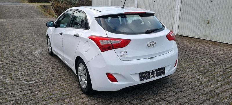 Gebraucht Hyundai i30 90 PS (66 kW) 2015 Weiß Limousine