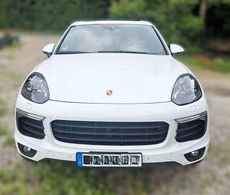 Weiß Gebraucht 2017 Porsche Cayenne S E-Hybrid Platinum Edition SUV | 35.000 € (Teuer) - Bild 1/4