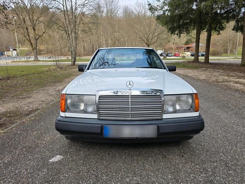 Gebraucht Mercedes E200 118 PS (86 kW) 1989 Weiß Limousine