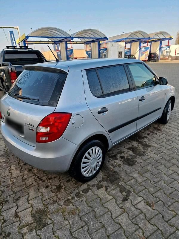Gebraucht Skoda Fabia 70 PS (51 kW) 2012 Silber Kleinwagen