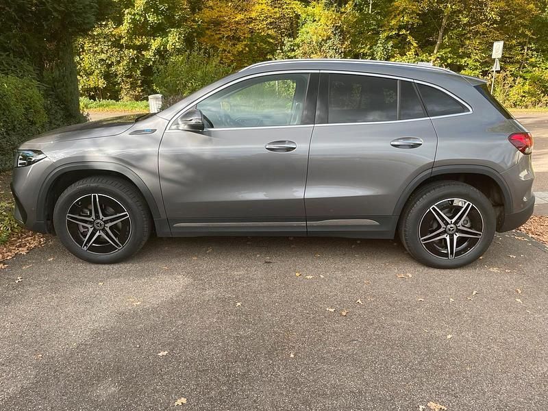 Grau Gebraucht 2021 Mercedes EQA250 AMG SUV | 28.999 € (Guter Preis) - Bild 1/4