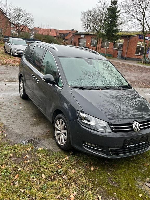 Grau Gebraucht 2017 VW Sharan Highline Van / Kleinbus | 14.900 € (Superpreis) - Bild 1/4