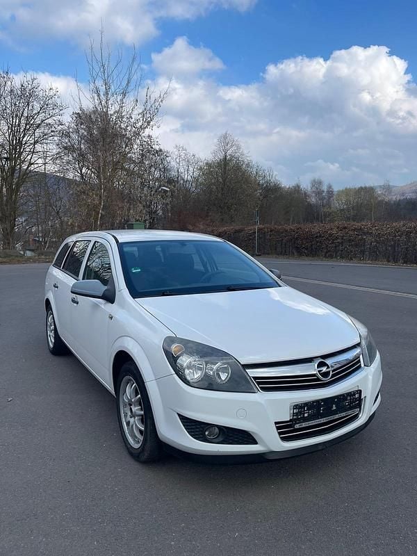 Gebraucht Opel Astra 90 PS (66 kW) 2010 Weiß Kombi