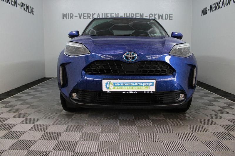 Blau Gebraucht 2023 Toyota Yaris Hybrid Team Limousine | 23.999 € (Teuer) - Bild 1/4