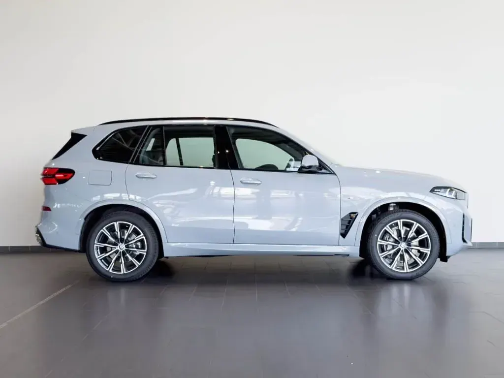 Neu BMW X5 M Sport 298 PS (219 kW) 2026 Grau SUV