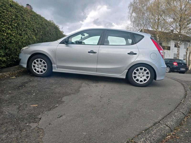 Gebraucht Hyundai i30 130 PS (95 kW) 2011 Silber Kombi