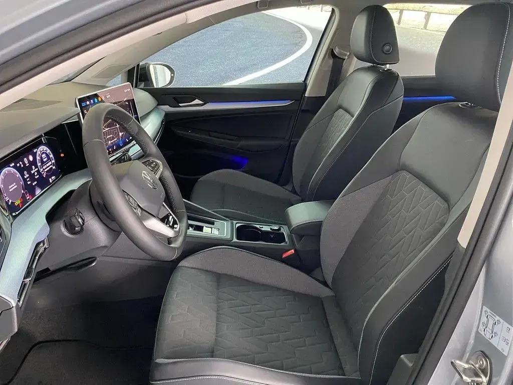 Gebraucht VW Golf VIII 150 PS (110 kW) 2026 Oyster silver metallic Kombi