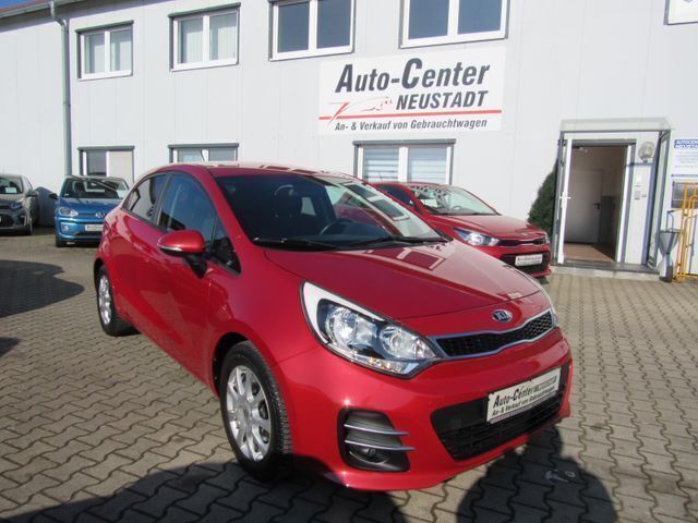 Rot Gebraucht 2015 Kia Rio DREAM-TEAM Edition Limousine | 9.980 € (Etwas zu teuer) - Bild 1/4