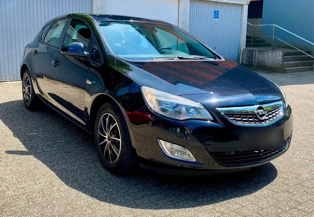 Gebraucht Opel Astra 110 PS (80 kW) 2011 Schwarz Limousine