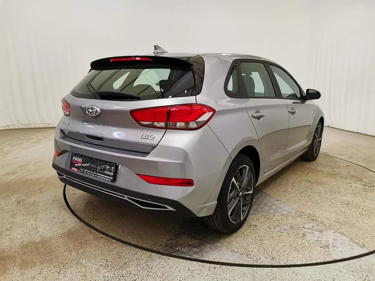 Gebraucht Hyundai i30 Trend 120 PS (88 kW) 2024 Shimmering silver / met Limousine