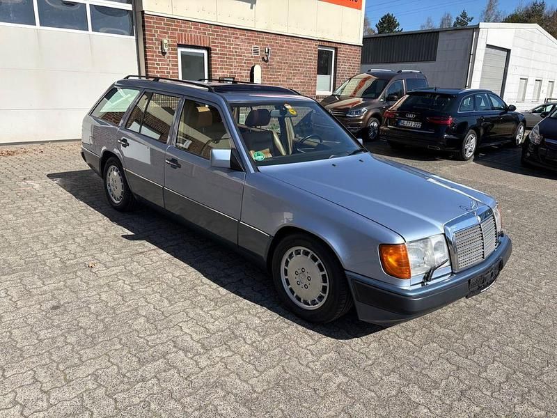 Gebraucht Mercedes E300 220 PS (161 kW) 1991 Blau Limousine