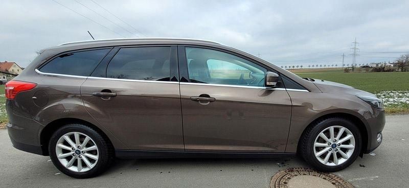 Gebraucht Ford Focus Titanium 125 PS (91 kW) 2017 Braun Kombi