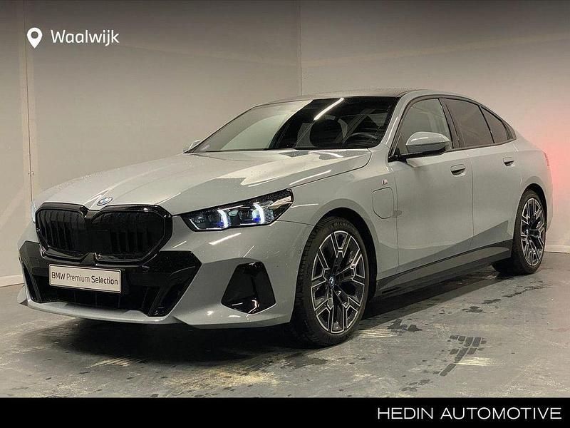 Grau Gebraucht 2024 BMW 530e Performance Limousine | 58.988 € - Bild 1/4