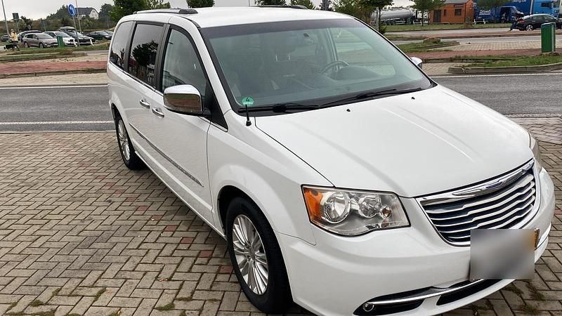 Weiß Gebraucht 2014 Chrysler Grand Voyager Limited Van / Kleinbus | 13.499 € - Bild 1/4
