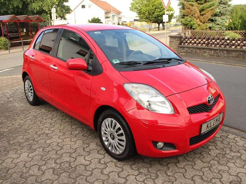 Vulcanorot Gebraucht 2010 Toyota Yaris Life Kleinwagen | 4.590 € (Fairer Preis) - Bild 1/4