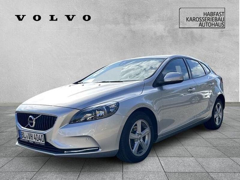 Bright silver metallic / metal Gebraucht 2018 Volvo V40 Kinetic Kombi | 15.900 € (Fairer Preis) - Bild 1/4