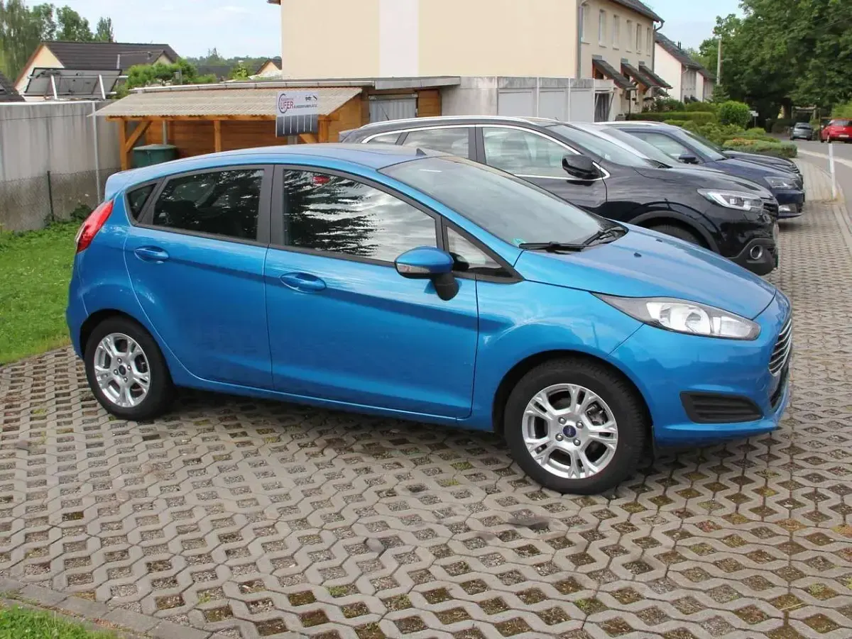 Gebraucht Ford Fiesta SYNC Edition 101 PS (74 kW) 2013 Arubablau metallic Kleinwagen