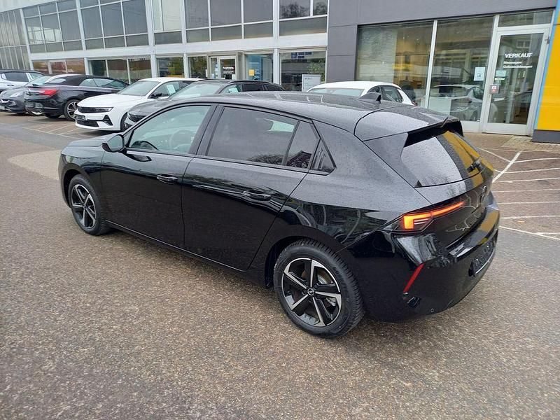 Second-hand Opel Astra 131 CP (96 kW) 2024 Negru Berlinǎ