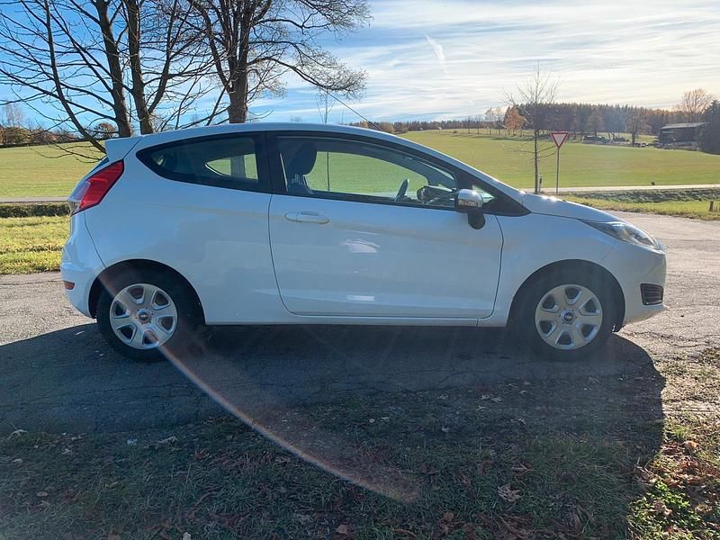 Gebraucht Ford Fiesta 60 PS (44 kW) 2015 Weiß Kleinwagen
