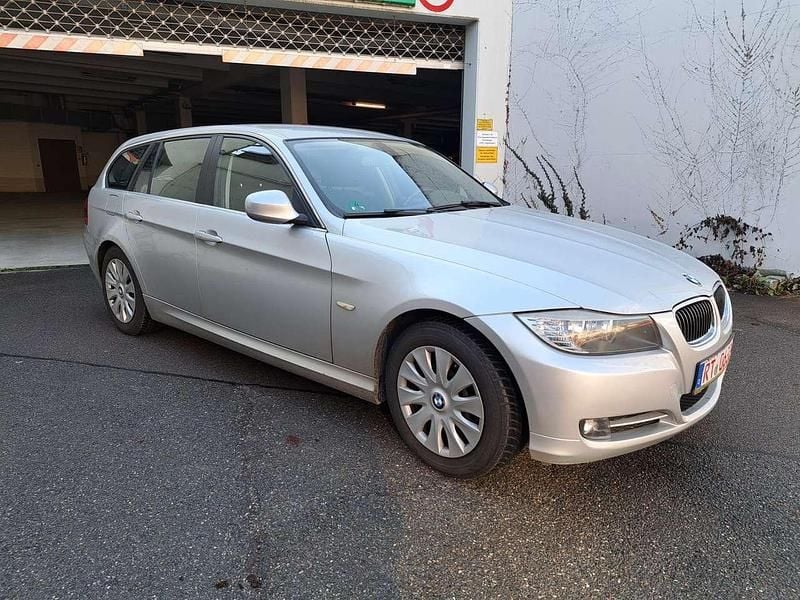 Gebraucht BMW 318 143 PS (105 kW) 2011 Titansilber metallic Kombi