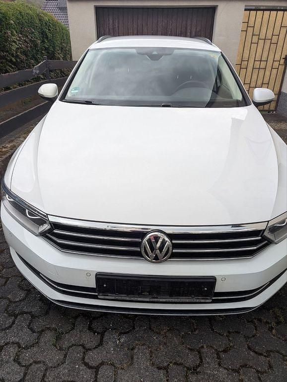 Weiß Gebraucht 2018 VW Passat Comfortline Kombi | 18.000 € (Superpreis) - Bild 1/4