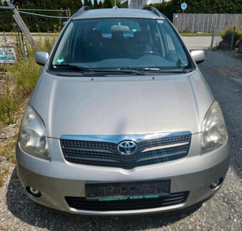 Grün Gebraucht 2002 Toyota Corolla Verso Van / Kleinbus | 2.590 € - Bild 1/4