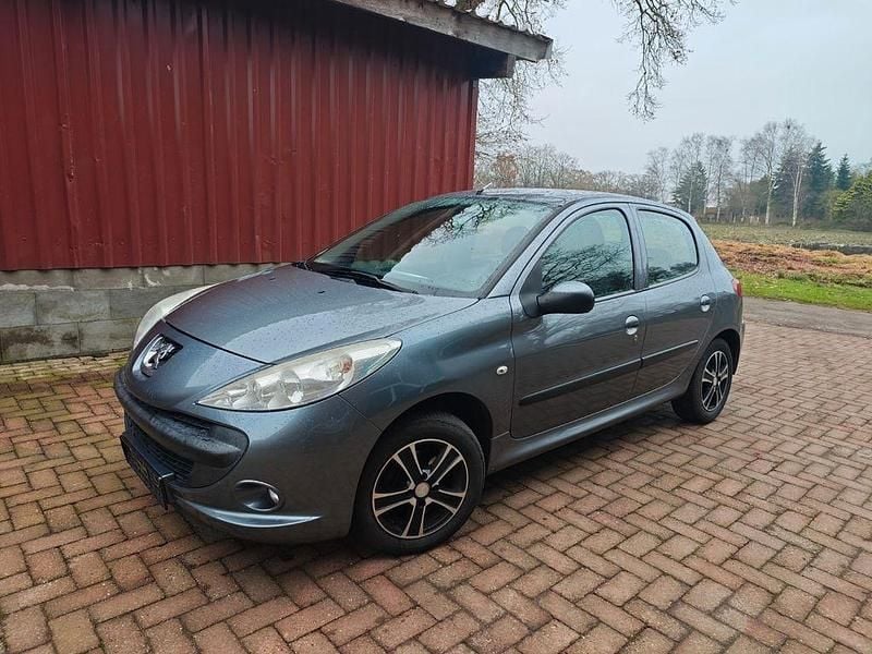Grau Gebraucht 2009 Peugeot 206+ Kleinwagen | 1.090 € (Guter Preis) - Bild 1/4
