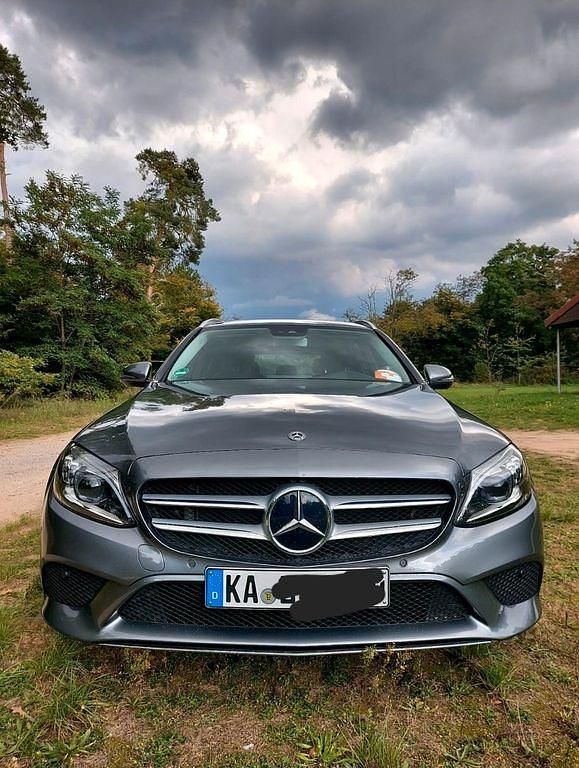 Grau Gebraucht 2018 Mercedes 180 Limousine | 22.800 € (Teuer) - Bild 1/4